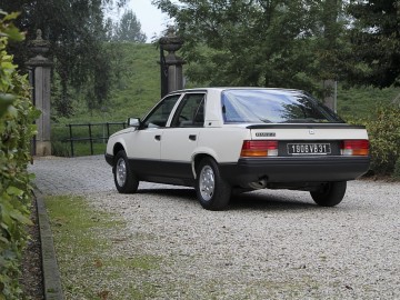 35 lat Renault 25